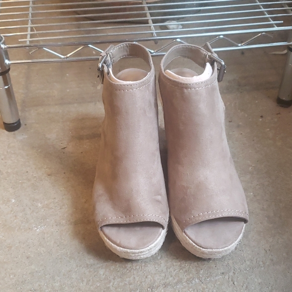 Too small - Picture 3 of 3